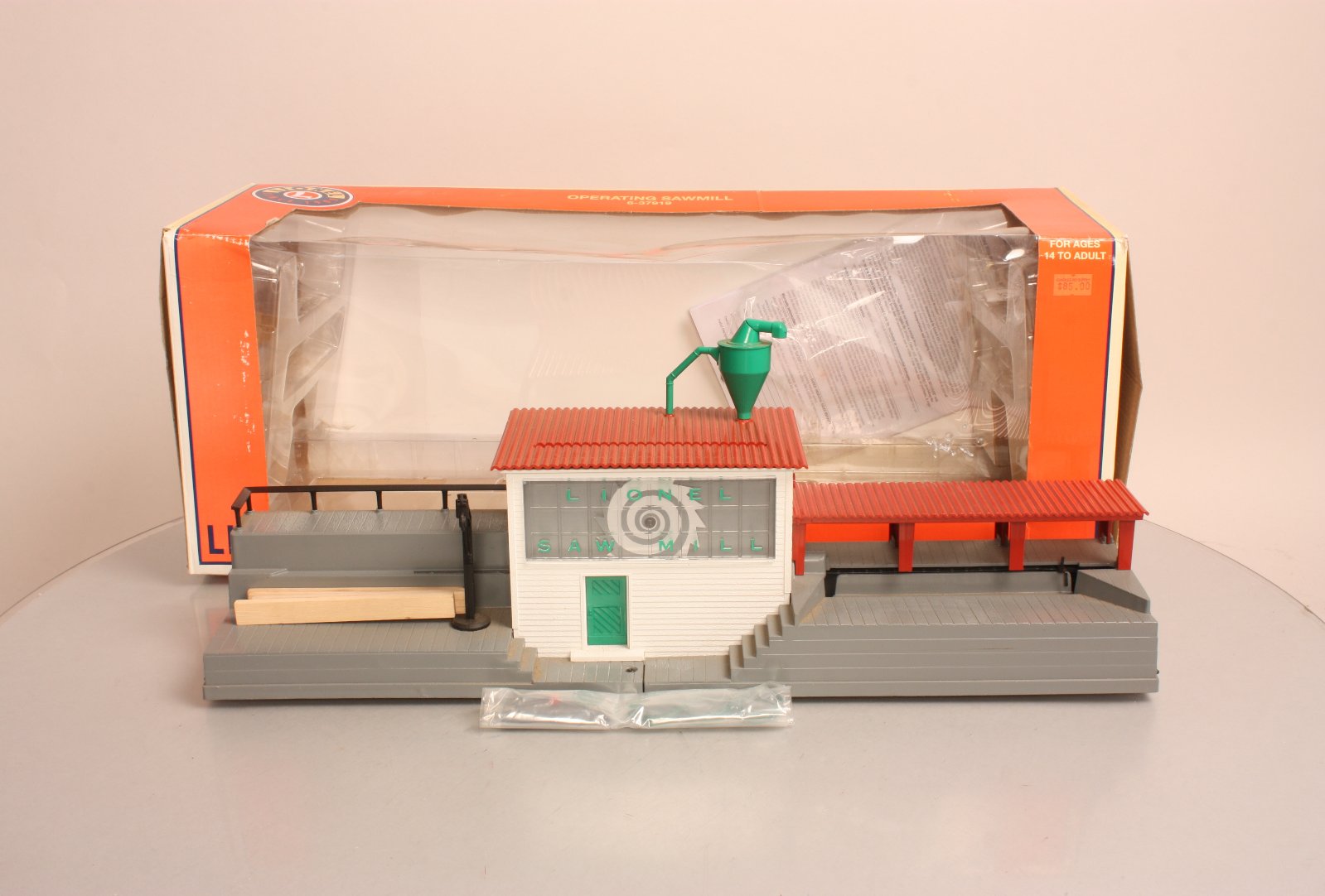 Lionel 6-37919 O Scale Operating Sawmill Accessory EX/Box