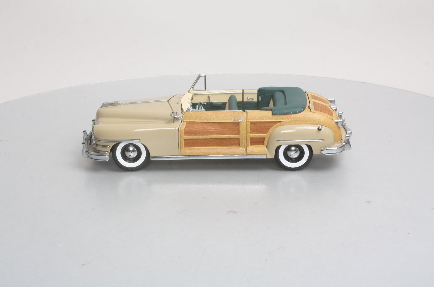 Motor City Classics 5001 1:18 Tan Chrysler Town & Country in Catalina