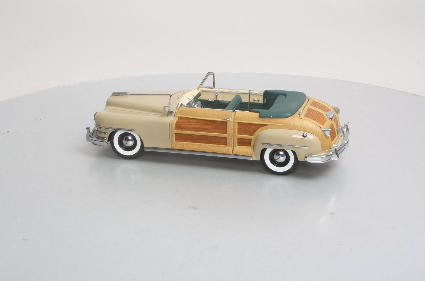 Motor City Classics 5001 1:18 Tan Chrysler Town & Country in Catalina