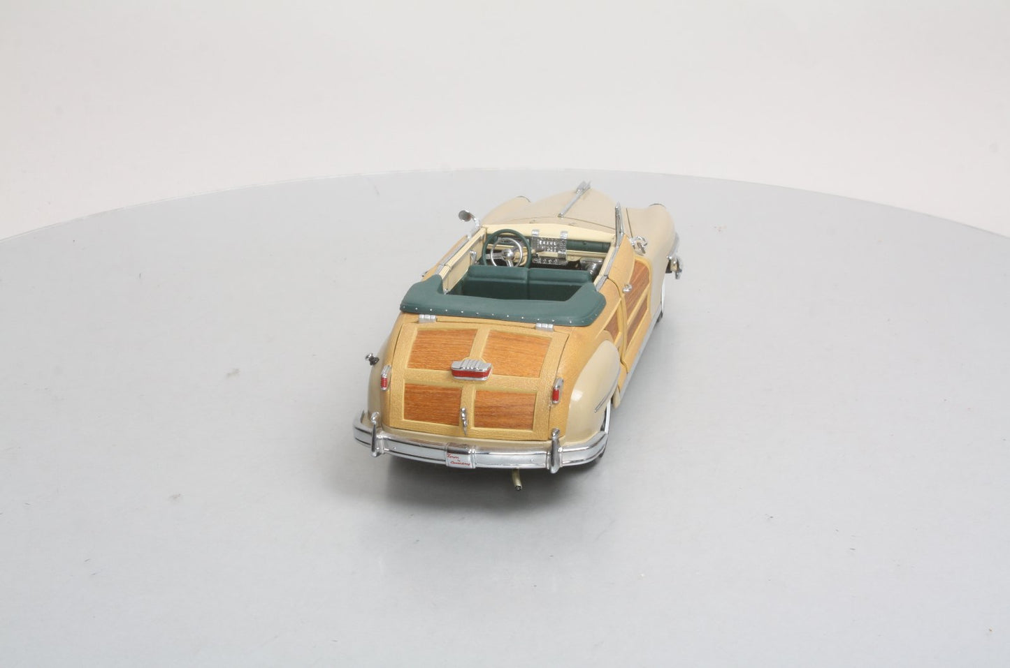 Motor City Classics 5001 1:18 Tan Chrysler Town & Country in Catalina