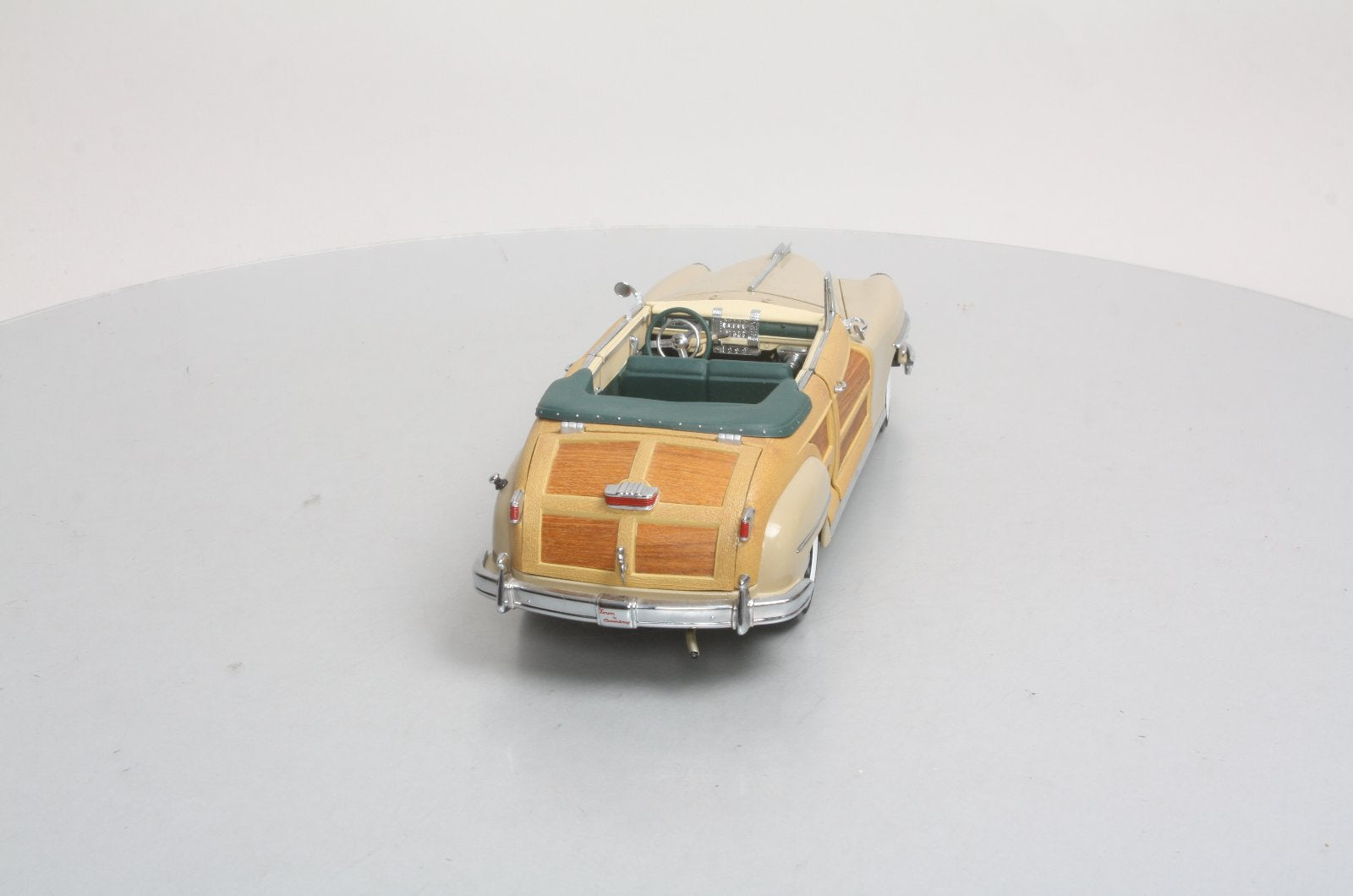 Motor City Classics 5001 1:18 Tan Chrysler Town & Country in Catalina