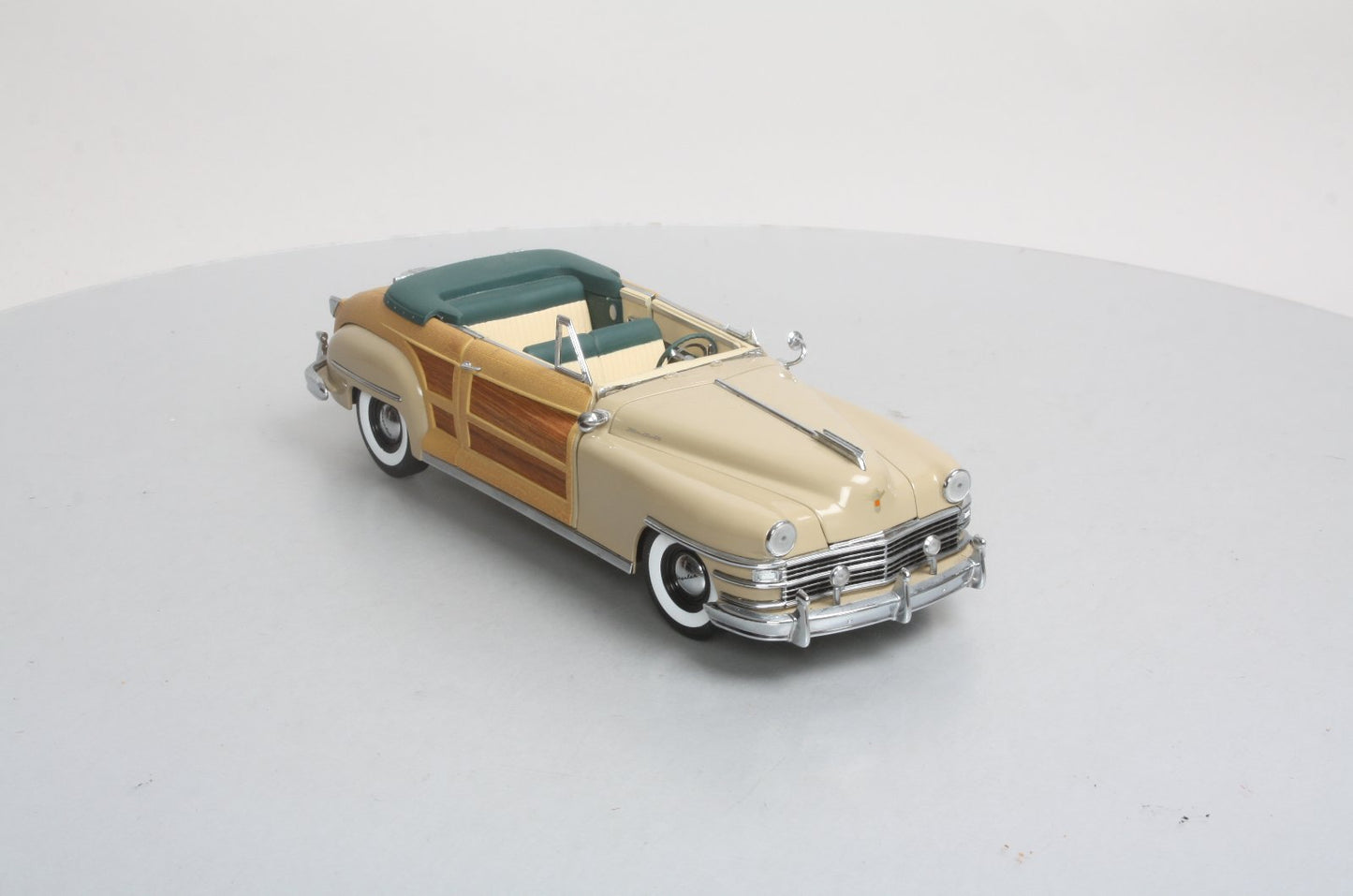 Motor City Classics 5001 1:18 Tan Chrysler Town & Country in Catalina