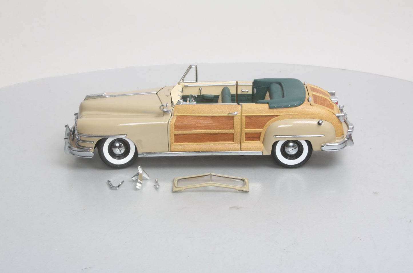 Motor City Classics 5001 1:18 Tan Chrysler Town & Country in Catalina