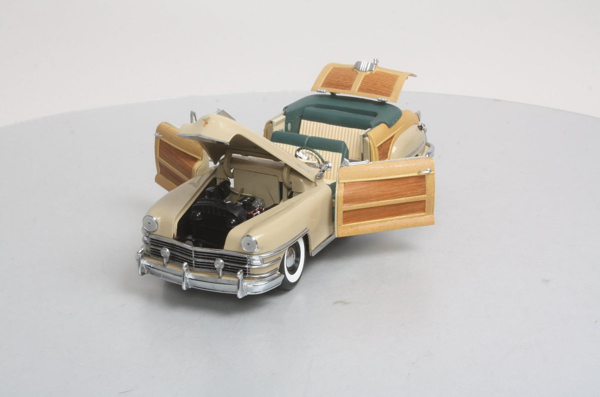 Motor City Classics 5001 1:18 Tan Chrysler Town & Country in Catalina