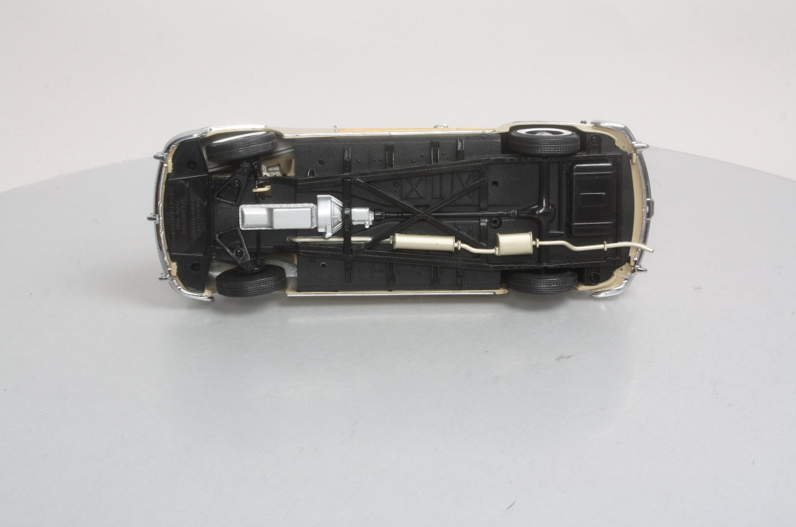 Motor City Classics 5001 1:18 Tan Chrysler Town & Country in Catalina