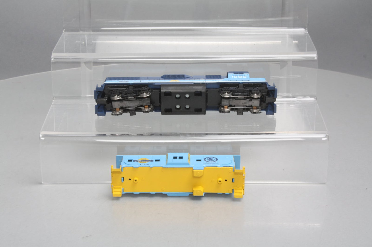 Athearn 2212 HO GP38-2 Diesel Locomotive & Caboose Special Edition Kit