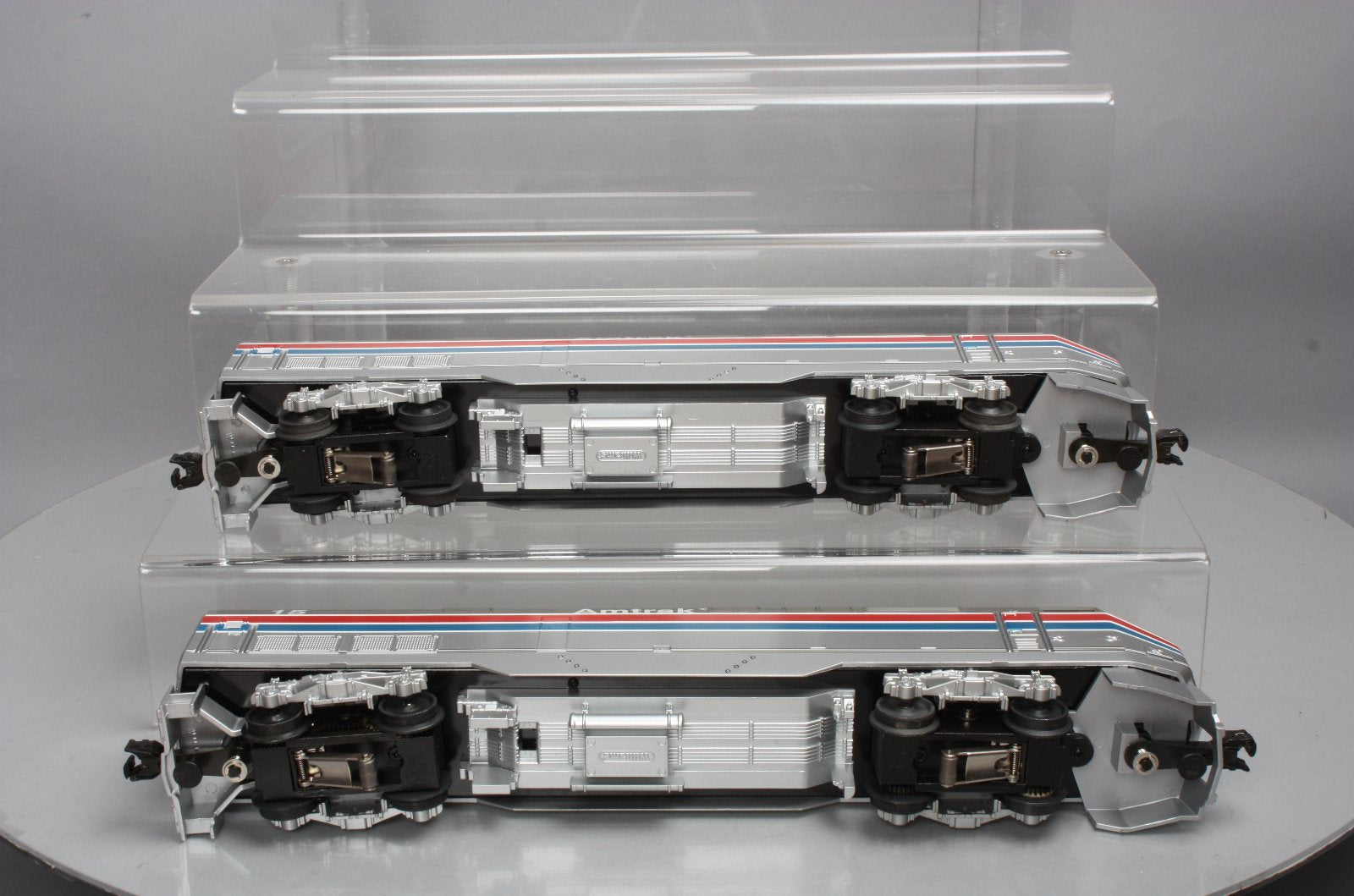 Williams GEN-100 O Gauge Amtrak Genesis Powered/Dummy AA Locomotive Set: 15 &17 MT/Box