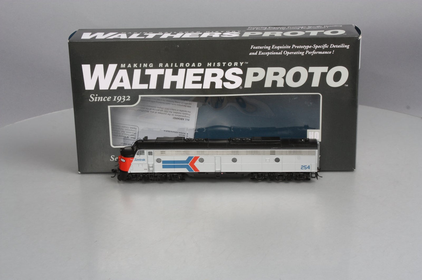 Walthers 920-41367 Amtrak EMD E8A Diesel Locomotive #254 - Phase I w/DCC & Sound LN/Box
