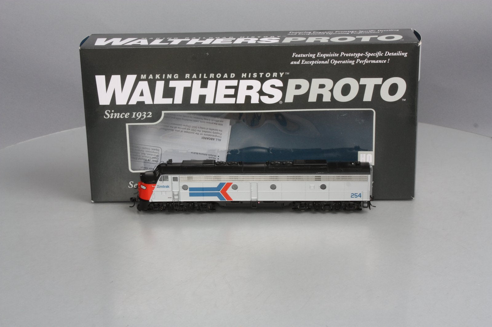 Walthers 920-41367 Amtrak EMD E8A Diesel Locomotive #254 - Phase I w/DCC & Sound LN/Box