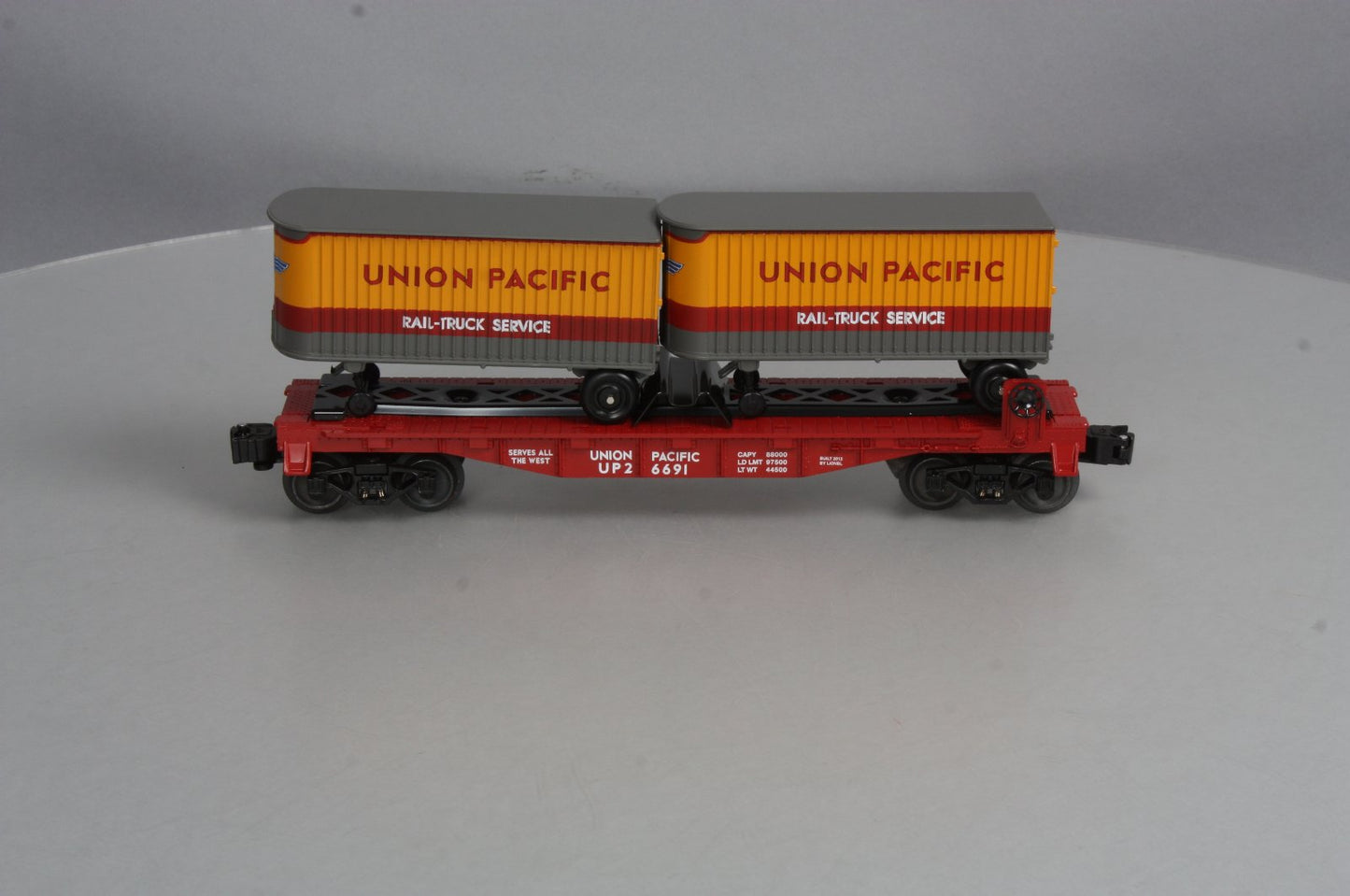 Lionel 6-26691 O Union Pacific Flatcar with 2 Trailers NEW