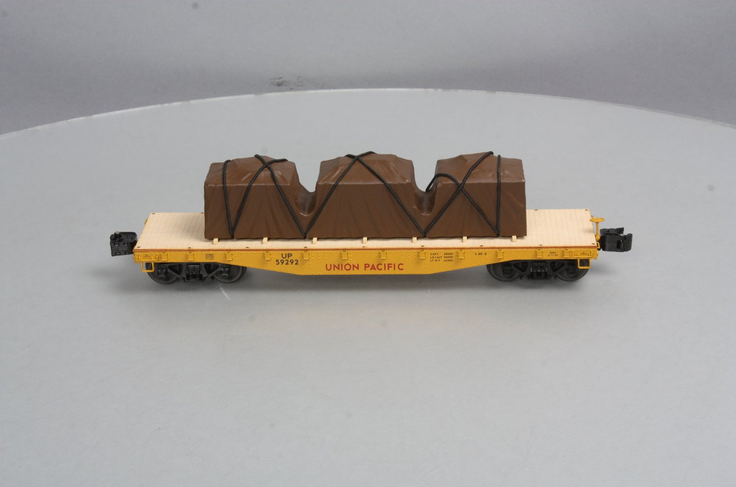 Lionel 6-27583 O Gauge Union Pacific 40' Flatcar w/Covered Load LN