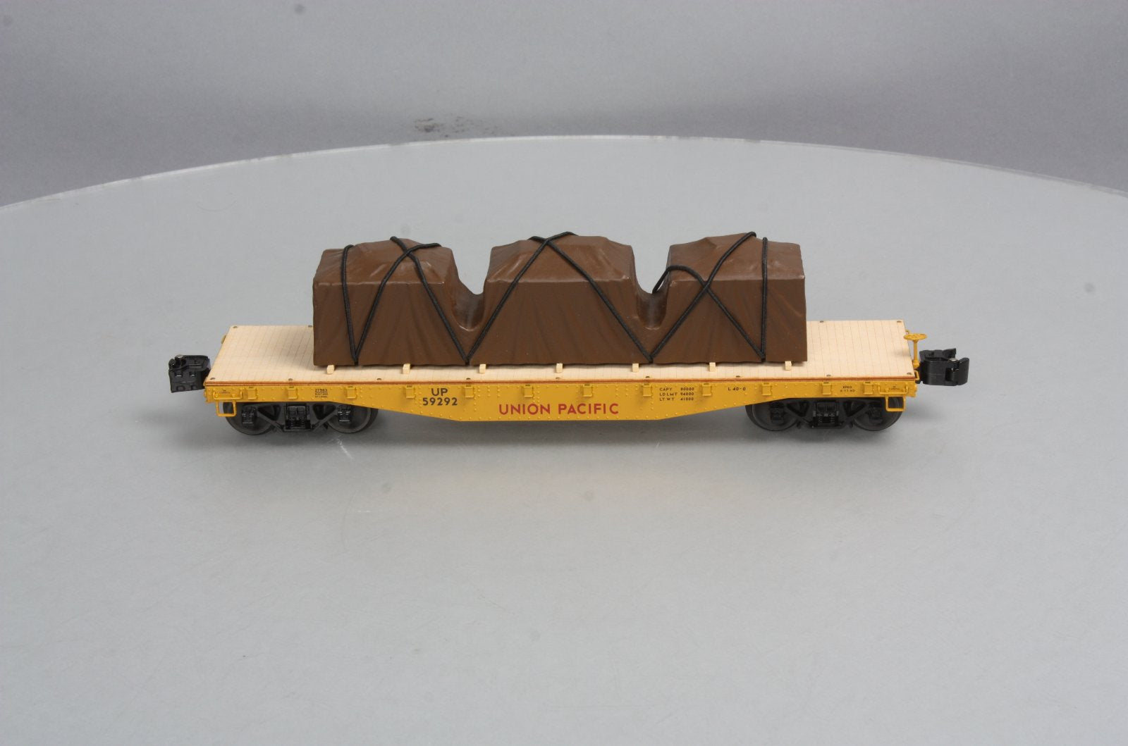 Lionel 6-27583 O Gauge Union Pacific 40' Flatcar w/Covered Load LN