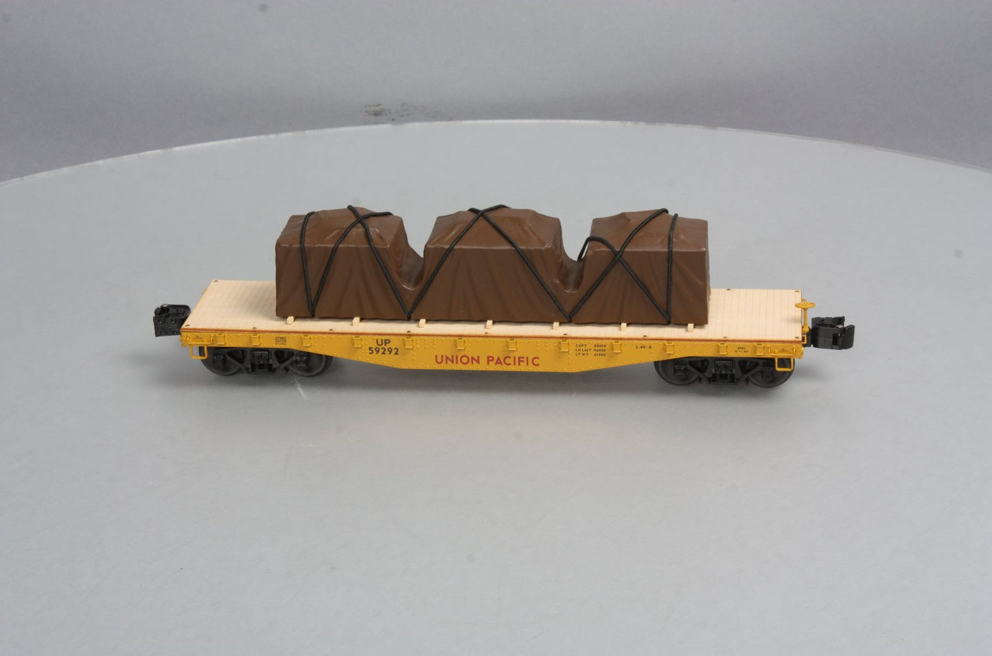 Lionel 6-27583 O Gauge Union Pacific 40' Flatcar w/Covered Load LN