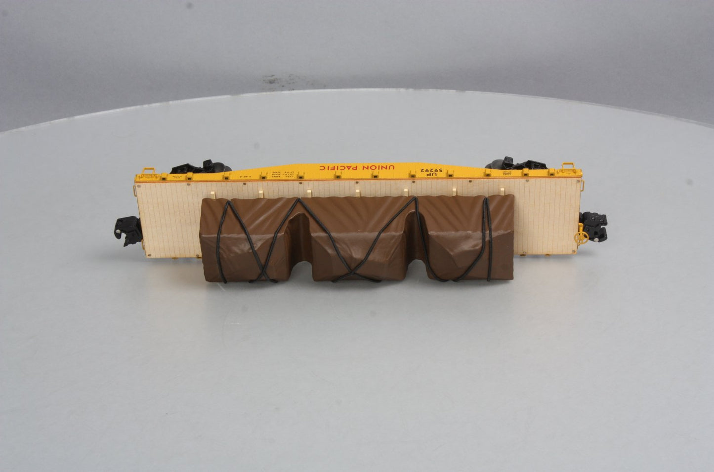 Lionel 6-27583 O Gauge Union Pacific 40' Flatcar w/Covered Load LN