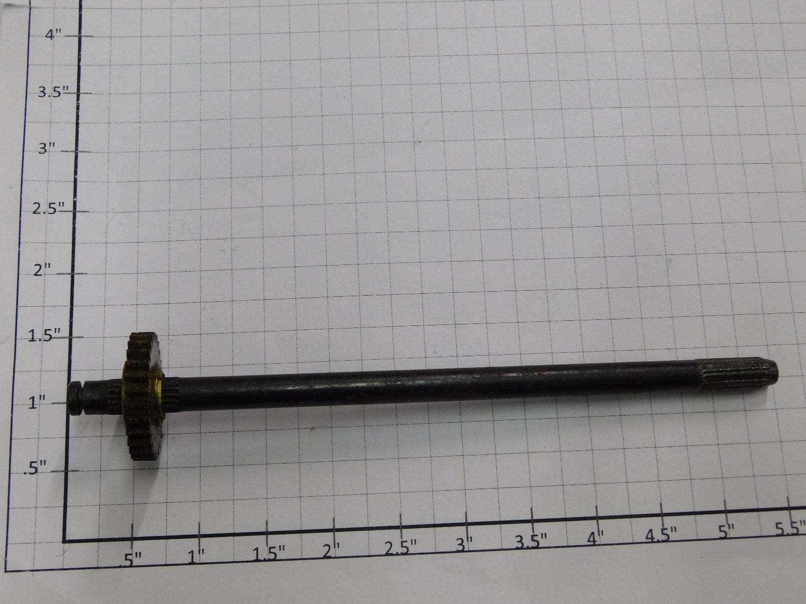 Lionel V-100 LH Lower Ribbed Shaft Assembly with Gear