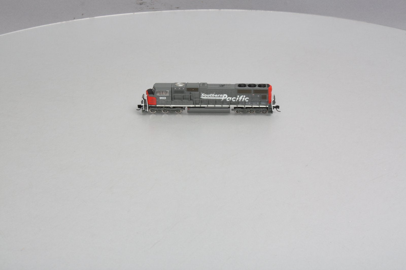Athearn 10708 N Scale Southern Pacific SD70M Diesel Locomotive #9813 LN/Box