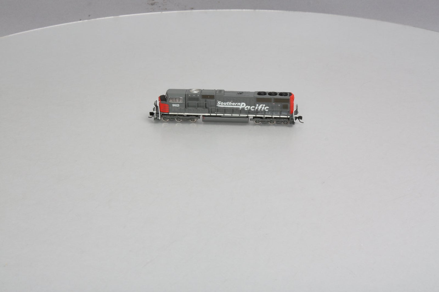 Athearn 10708 N Scale Southern Pacific SD70M Diesel Locomotive #9813 LN/Box
