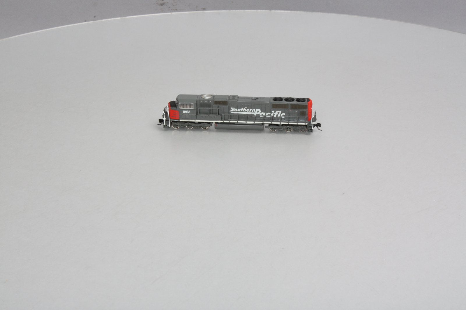 Athearn 10708 N Scale Southern Pacific SD70M Diesel Locomotive #9813 LN/Box
