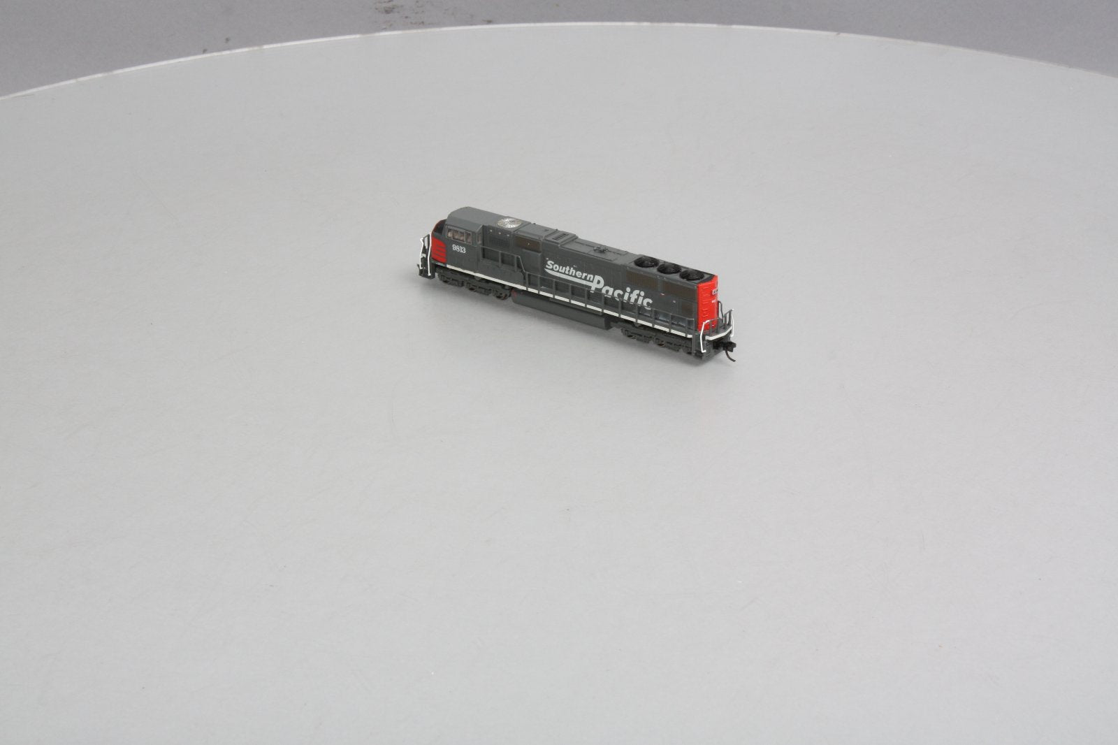 Athearn 10708 N Scale Southern Pacific SD70M Diesel Locomotive #9813 LN/Box