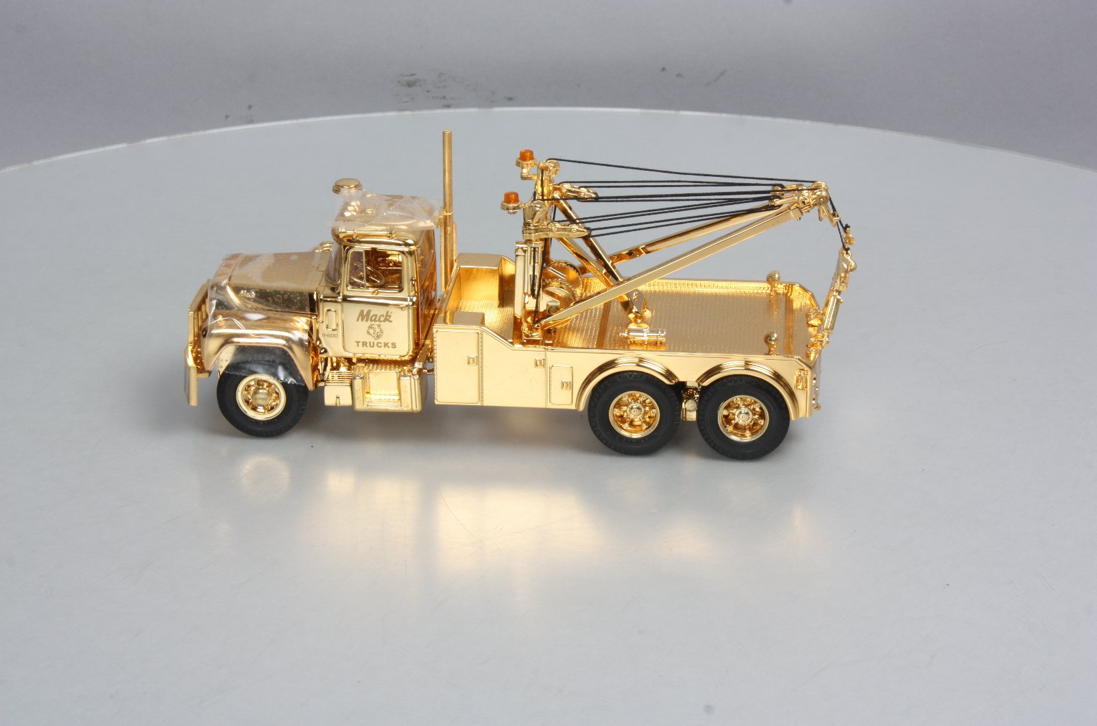 First Gear 19-2762 1:34 Scale Diecast 2001 Mack R Gold Edition Tow Truck NIB