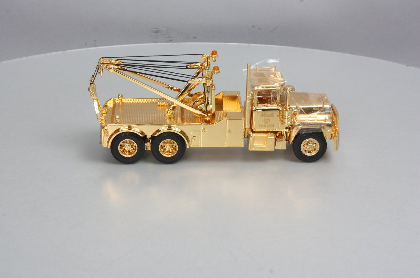 First Gear 19-2762 1:34 Scale Diecast 2001 Mack R Gold Edition Tow Truck NIB