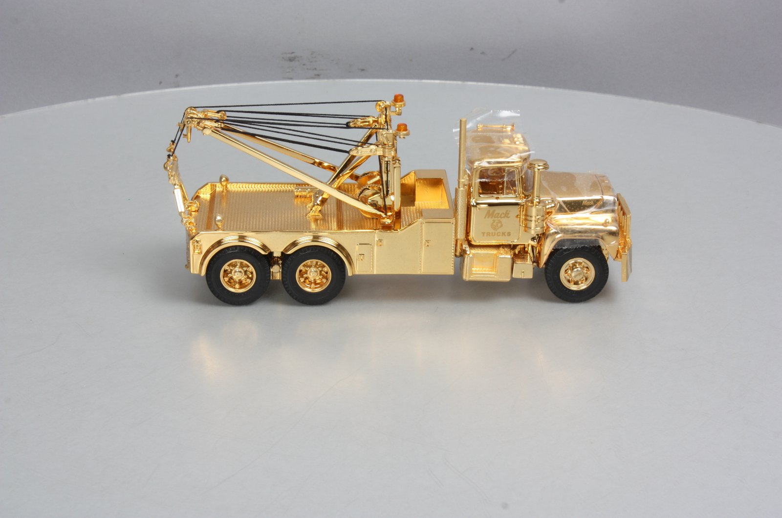 First Gear 19-2762 1:34 Scale Diecast 2001 Mack R Gold Edition Tow Truck NIB