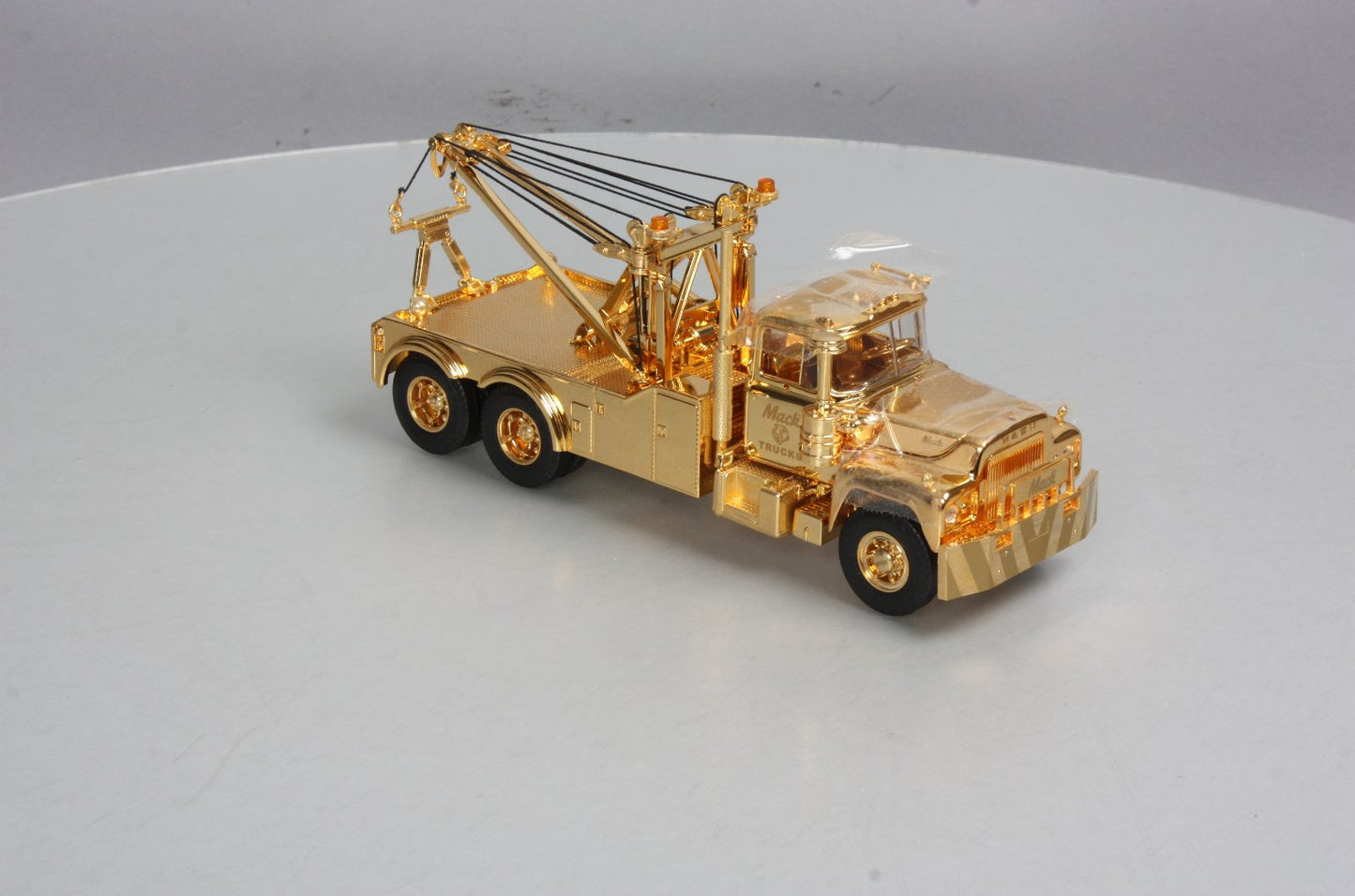First Gear 19-2762 1:34 Scale Diecast 2001 Mack R Gold Edition Tow Truck NIB