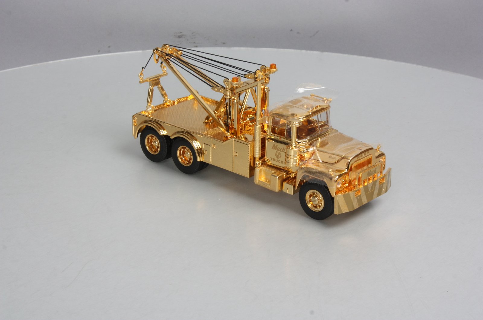 First Gear 19-2762 1:34 Scale Diecast 2001 Mack R Gold Edition Tow Truck NIB