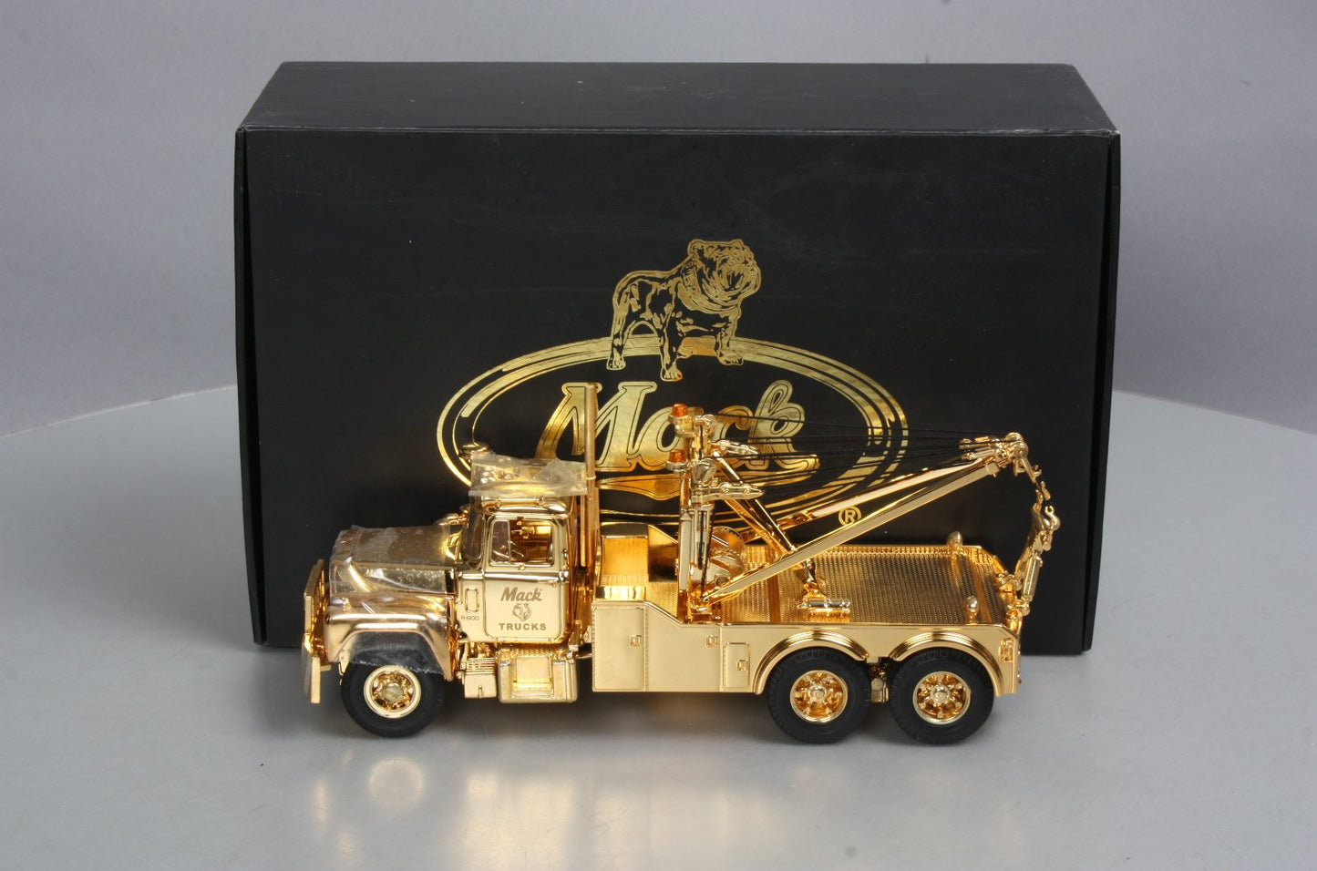 First Gear 19-2762 1:34 Scale Diecast 2001 Mack R Gold Edition Tow Truck NIB
