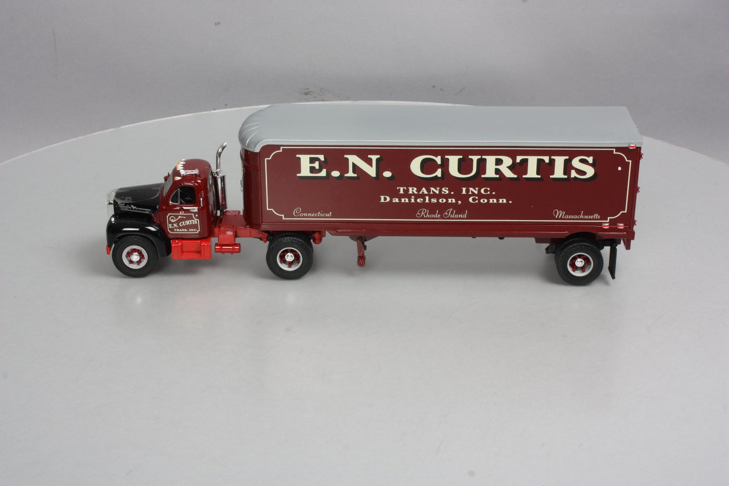 First Gear 19-2564 1:34 Diecast E.N. Curtis 1960 Mack B-Model Tractor Trailer