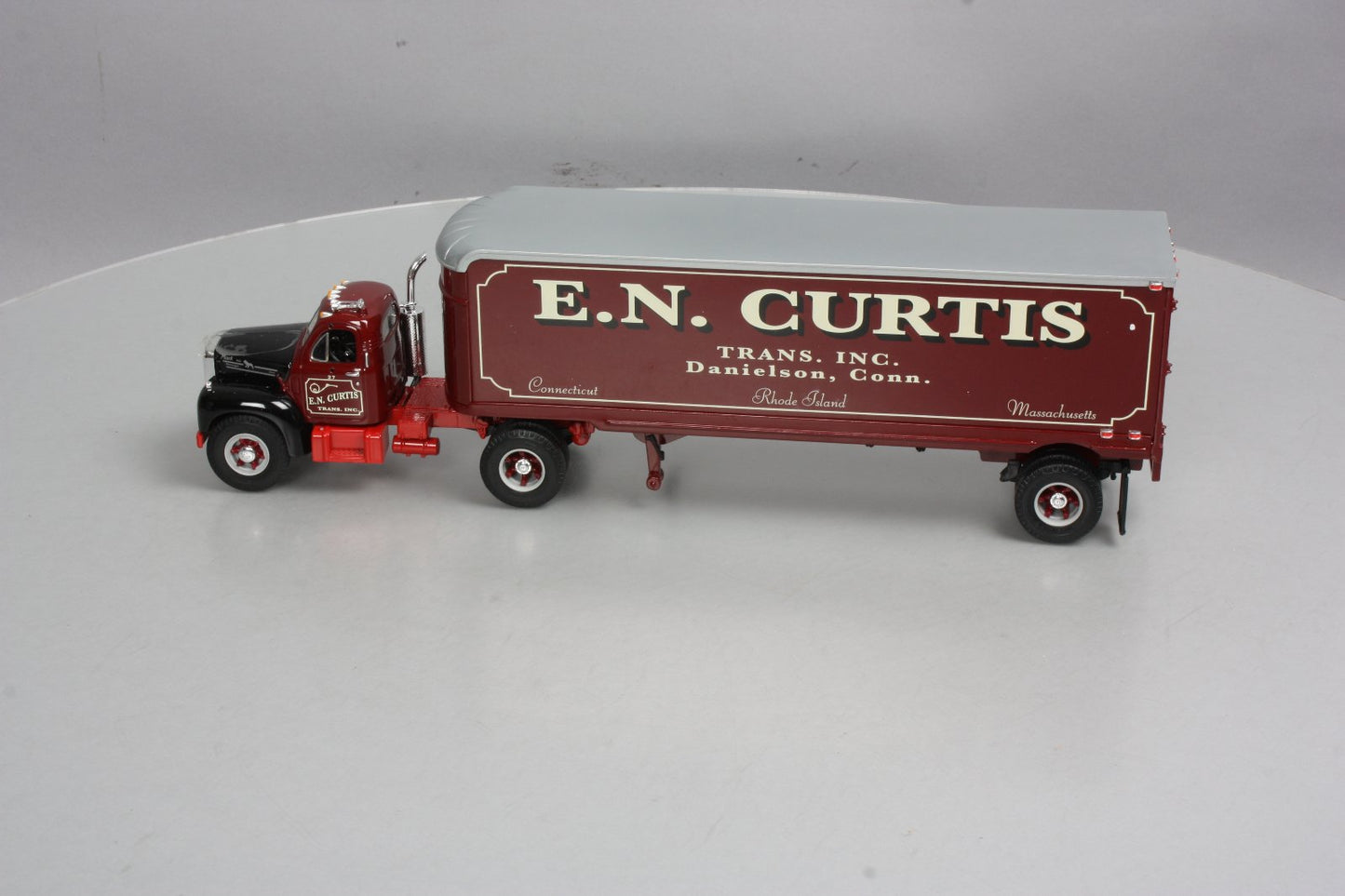 First Gear 19-2564 1:34 Diecast E.N. Curtis 1960 Mack B-Model Tractor Trailer