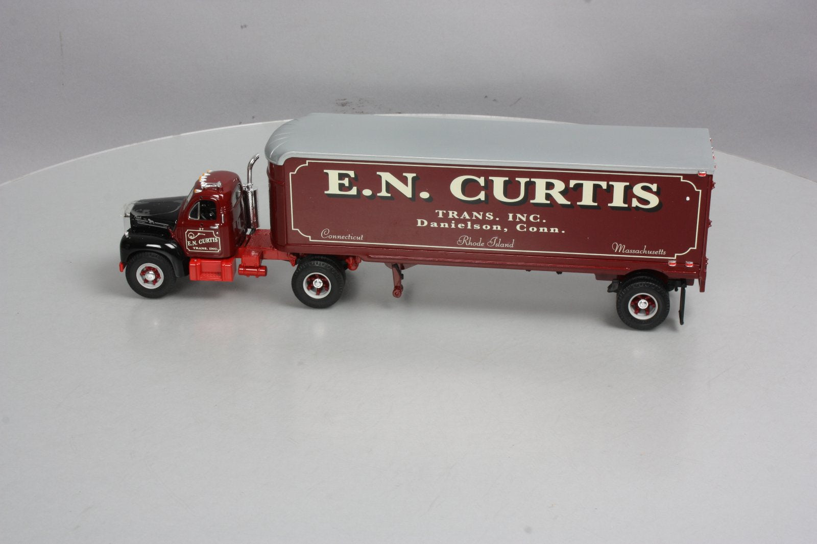 First Gear 19-2564 1:34 Diecast E.N. Curtis 1960 Mack B-Model Tractor Trailer