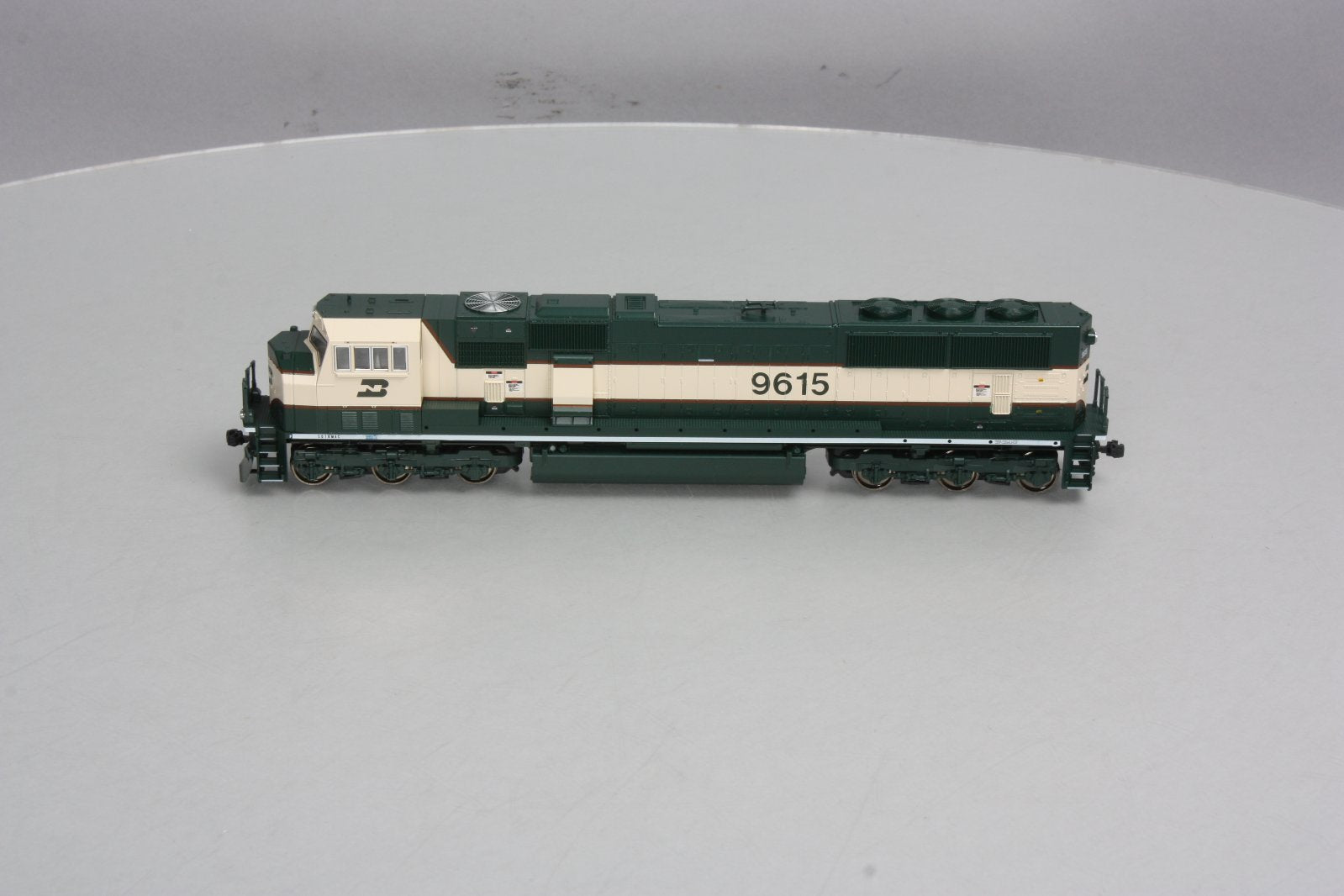 Kato 37-6382 HO Scale Burlington Northern SD70MAC Diesel Engine