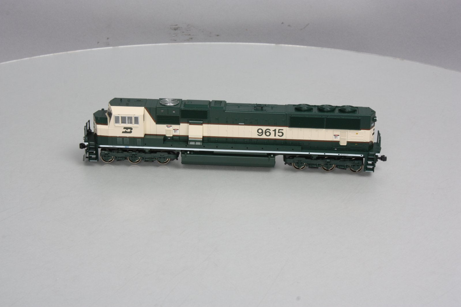 Kato 37-6382 HO Scale Burlington Northern SD70MAC Diesel Engine