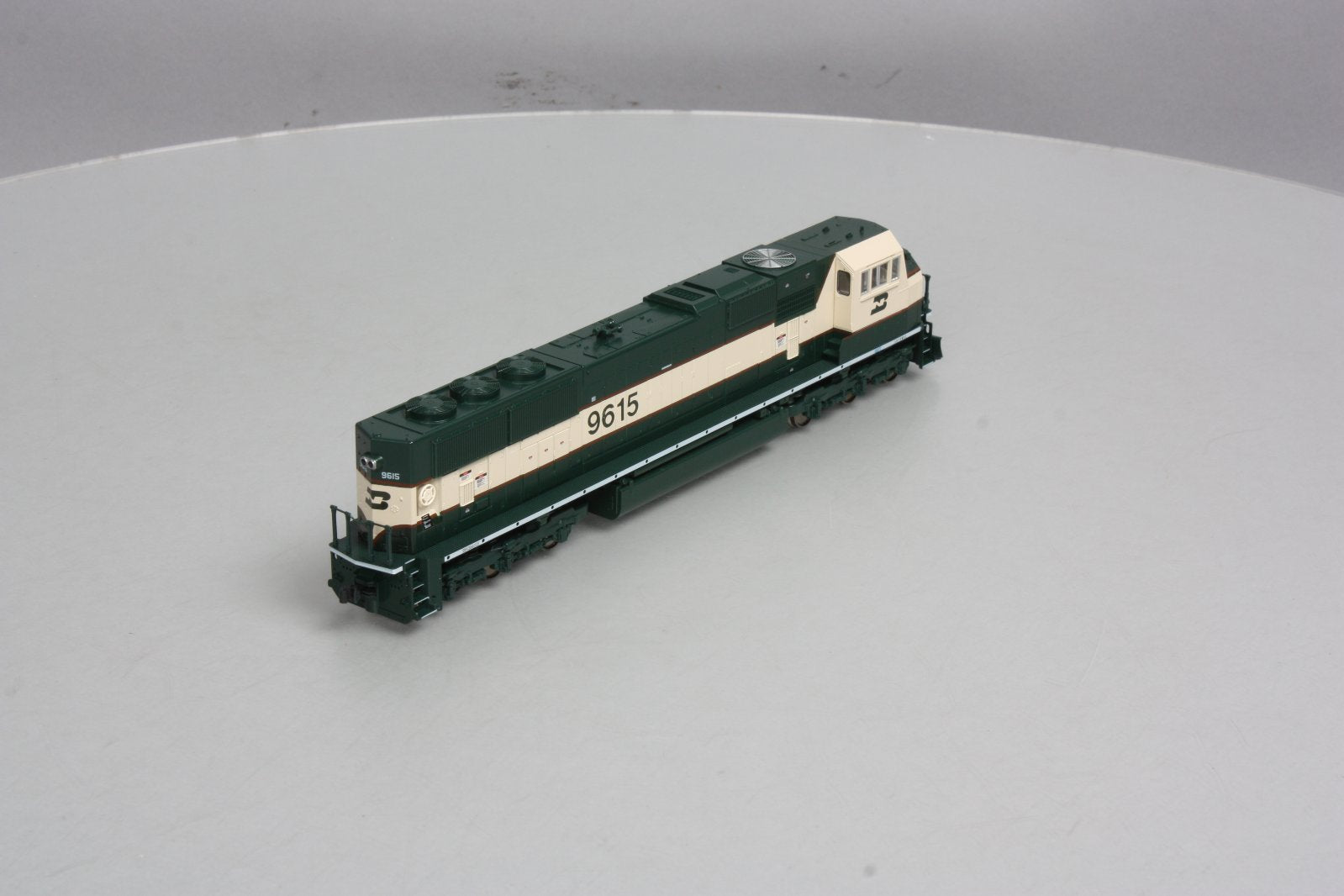 Kato 37-6382 HO Scale Burlington Northern SD70MAC Diesel Engine