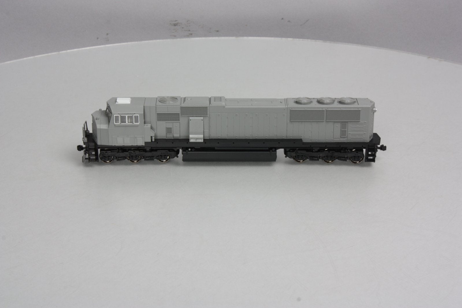 Kato 37-6450 HO Undecorated EMD SD70MAC Diesel Locomotive w/Nose Headlight