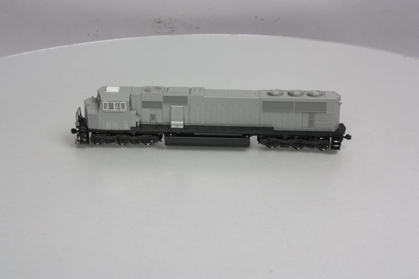 Kato 37-6450 HO Undecorated EMD SD70MAC Diesel Locomotive w/Nose Headlight