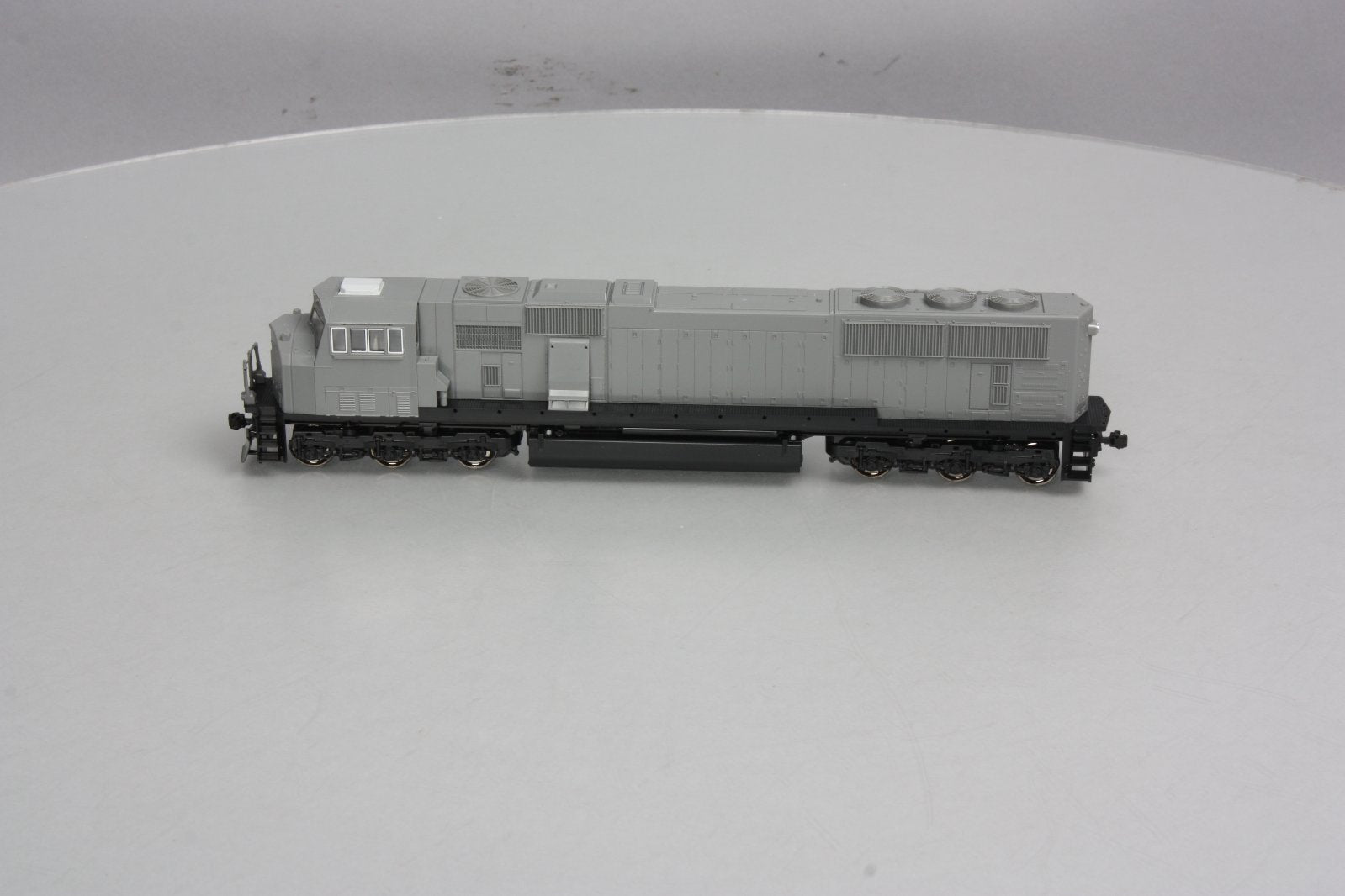 Kato 37-6450 HO Undecorated EMD SD70MAC Diesel Locomotive w/Nose Headlight