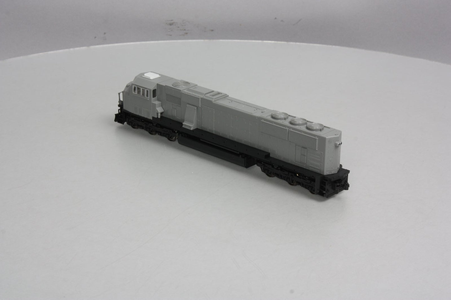 Kato 37-6450 HO Undecorated EMD SD70MAC Diesel Locomotive w/Nose Headlight