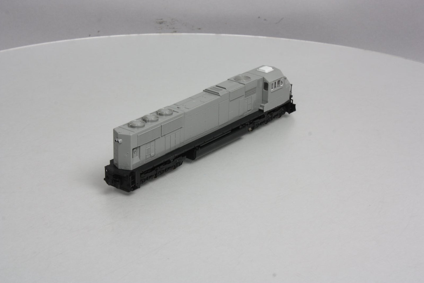 Kato 37-6450 HO Undecorated EMD SD70MAC Diesel Locomotive w/Nose Headlight