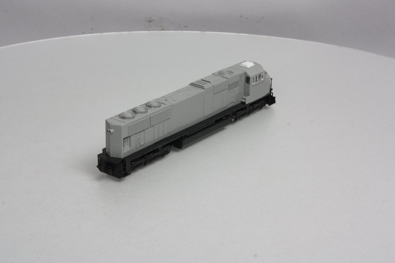 Kato 37-6450 HO Undecorated EMD SD70MAC Diesel Locomotive w/Nose Headlight
