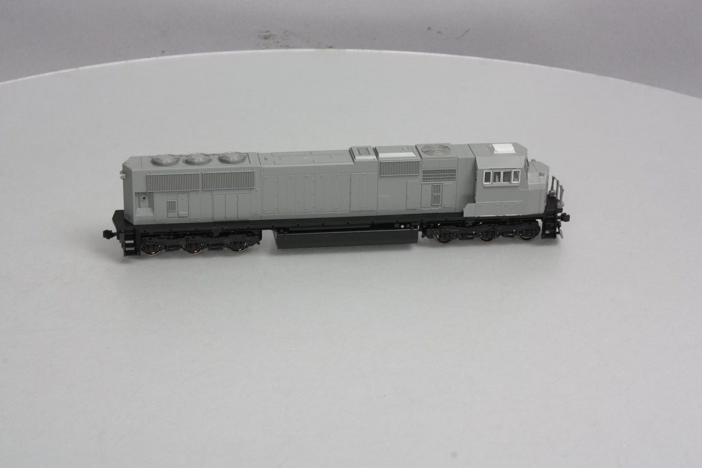 Kato 37-6450 HO Undecorated EMD SD70MAC Diesel Locomotive w/Nose Headlight