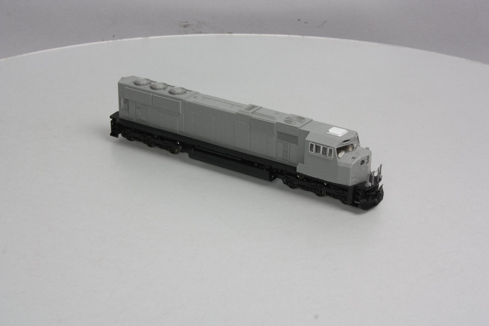 Kato 37-6450 HO Undecorated EMD SD70MAC Diesel Locomotive w/Nose Headlight