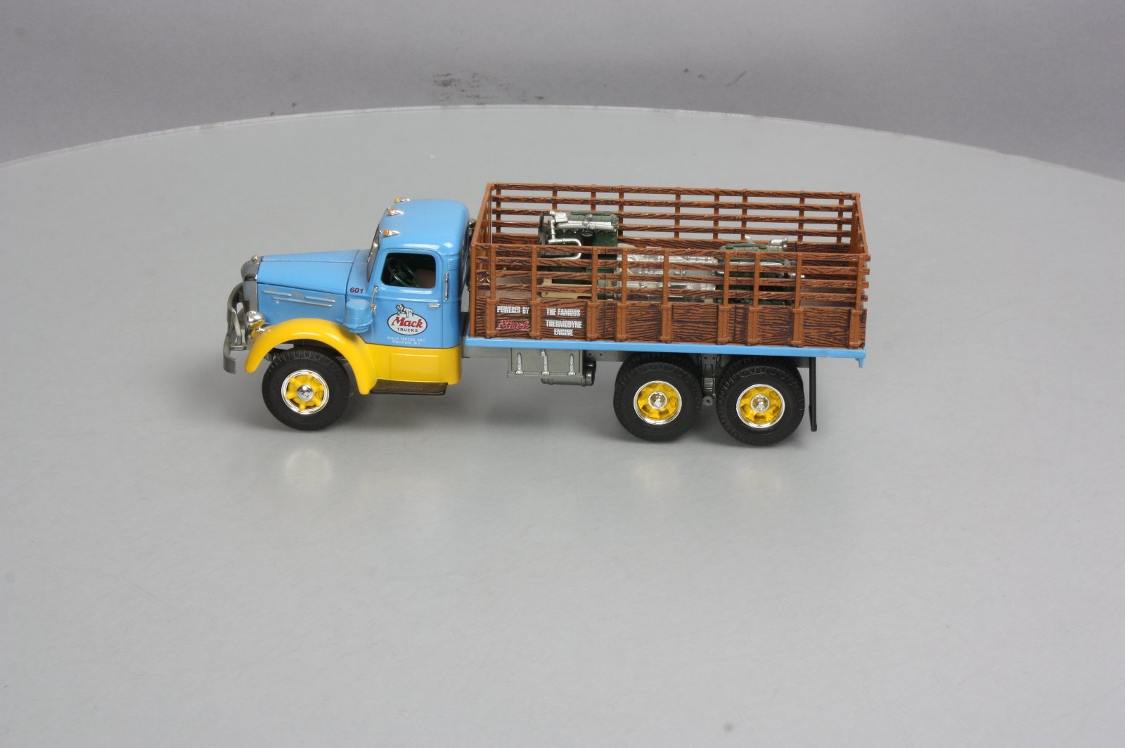 First Gear 19-3155 1:34 Mack L Series Stake Truck with Engine Load LN/Box