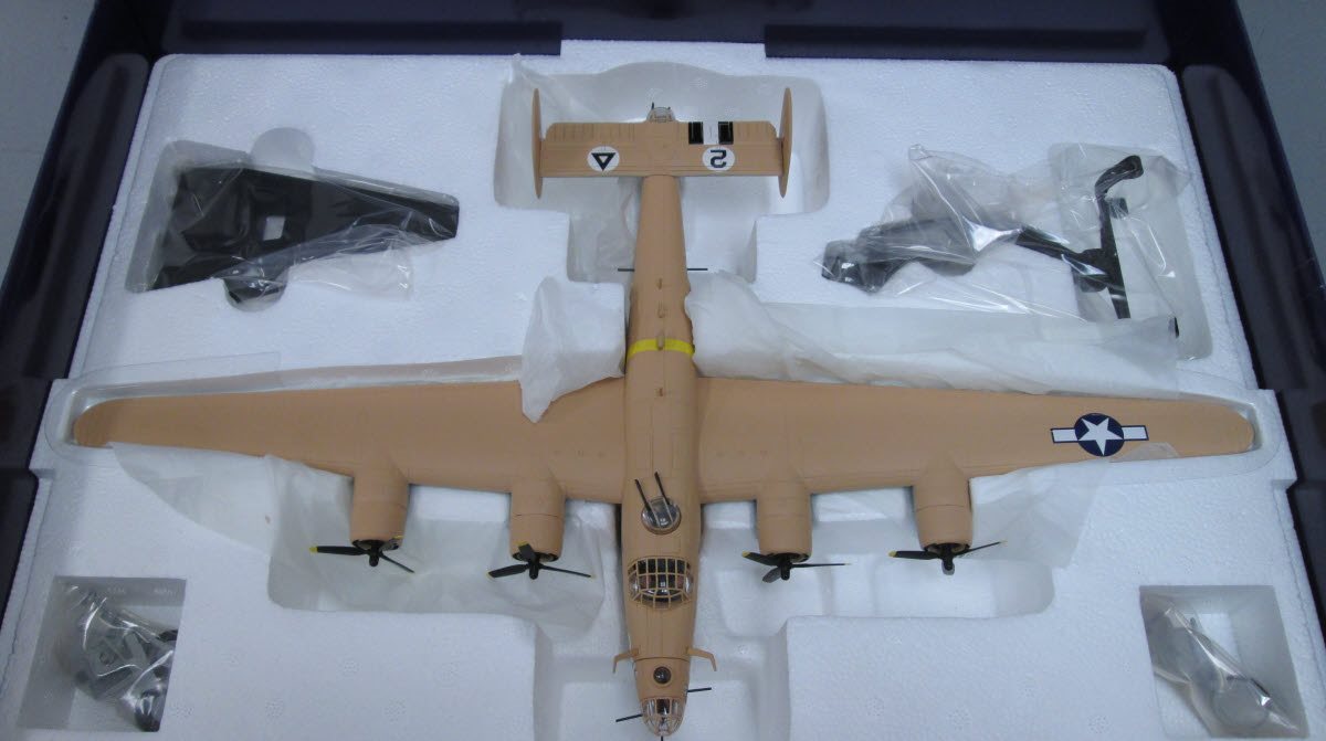 Corgi AA34003 1:72 "Strawberry" Consolidated B-24D Liberator  VG/Box