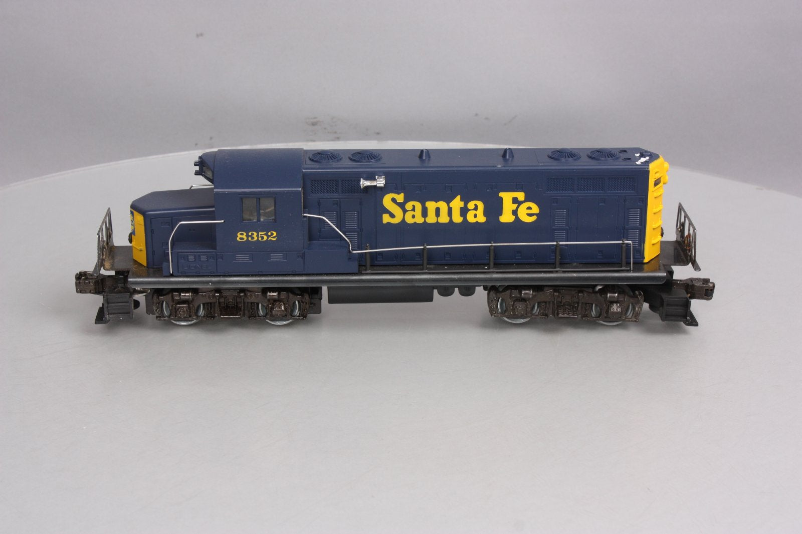 Lionel 6-8352 O Gauge Santa Fe GP-20 Powered Diesel Locomotive #8352 LN/Box