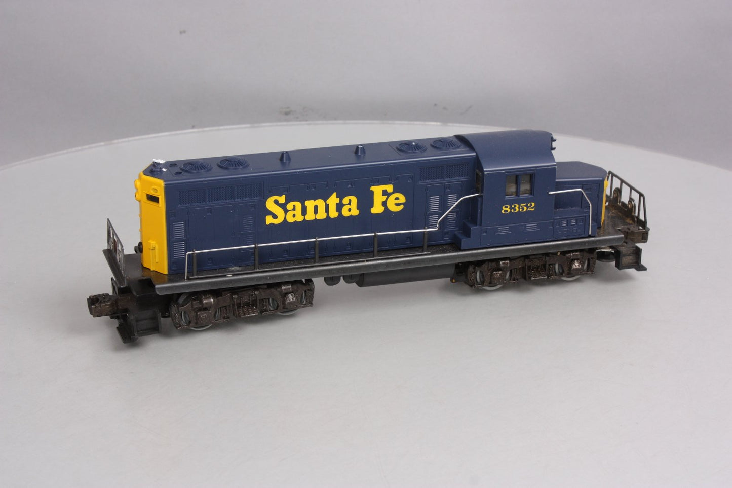 Lionel 6-8352 O Gauge Santa Fe GP-20 Powered Diesel Locomotive #8352 LN/Box