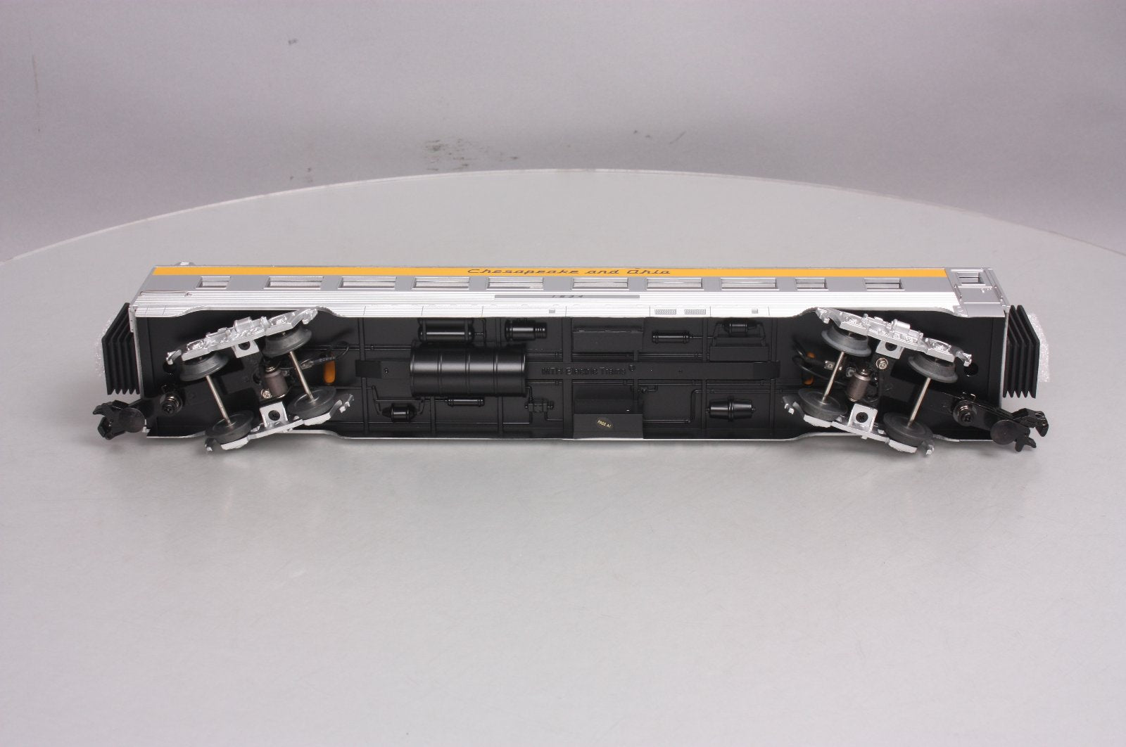 MTH 30-67865 O Gauge C&O 60' Streamlined Fluted-Side ABS Coach Car #1634 LN/Box