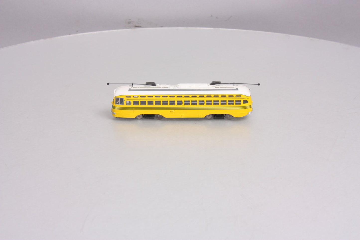 Bowser 12557 HO Scale PCC Streetcar Cincinatti #1057