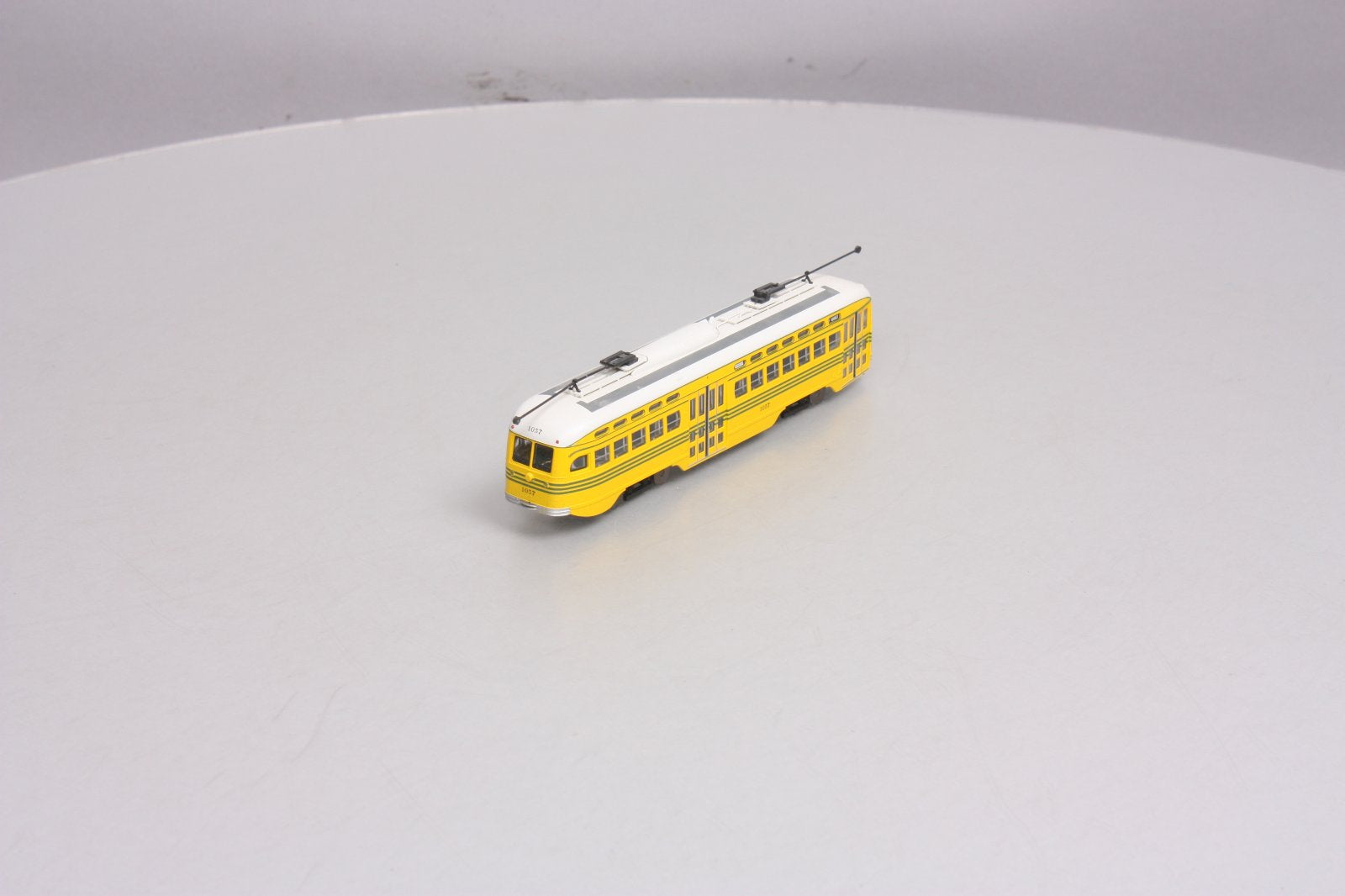 Bowser 12557 HO Scale PCC Streetcar Cincinatti #1057